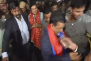 दिल्ली: पदयात्रा के दौरान केजरीवाल पर युवक ने फेंका तरल पदार्थ, आरोपी हिरासत में