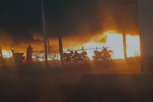 वाराणसी में कैंट रेलवे स्टेशन पर लगी भीषण आग, 150 से अधिक वाहन जलकर खाक...मची अफरा तफरी