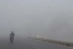 कोहरे का कहरः नोएडा में घने कोहरे के कारण तीन वाहन आपस में टकराए, 17 लोग घायल