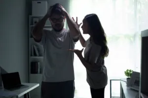 Social Media की तरह पल-पल में Scroll हो रहा पति-पत्नी के संबंध, सोशल साइट्स बन रही झगड़े की वजह