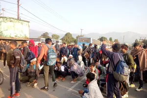 टनकपुर: तमाम राज्यों से आए युवाओं का इस वजह से चढ़ गया पारा और लगा डाला जाम