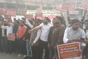 अलीगढ़: एएमयू में आरक्षण को लेकर सड़कों पर उतरे हिंदूवादी छात्र 