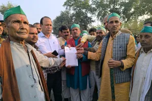 बहराइच: खाद बीज और अन्य समस्याओं को लेकर किसानों का प्रदर्शन, एसडीएम को सौंपा ज्ञापन  