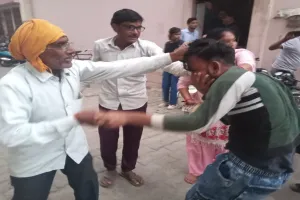 संभल: छात्रा को अंगूठी देने पर युवक की जमकर हुई पिटाई