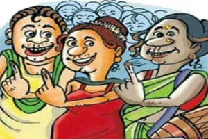 Bareilly: बारातघर में आपस में भिड़ीं किन्नर, रोड पर दौड़ा-दौड़ाकर पीटा