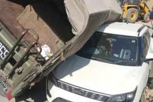 टनकपुर: कार के ऊपर पलटा सेना का वाहन, बाल-बाल बचे सवार