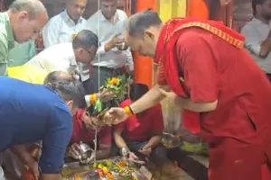 कानपुर में नसीम सोलंकी के वनखंडेश्वर मंदिर में जल चढ़ाने पर सियासी माहौल गर्म: पुजारियों ने हरिद्वार से जल मंगाकर शिवलिंग धुला