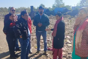 नगर आयुक्त ने जानी ट्रंचिंग ग्राउंड की समस्याएं, रेलवे स्टेशन का किया निरीक्षण