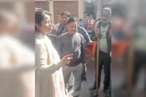 कासगंज: अतिक्रमण का जुर्माना भरने में की देरी तो पालिका टीम दुकान से उठा ले गई गद्दा, रजाई कंबल