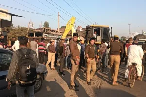 शाहजहांपुर : अतिक्रमण हटाने पहुंचा बुलडोजर तो व्यापारियों में मचा हड़कंप