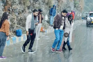 नैनीताल में सीजन की पहली बर्फबारी, माइनस में पहुंचा पारा