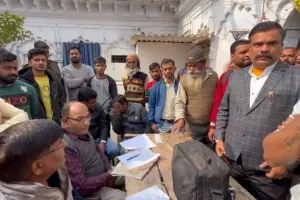 Bareilly: मंदिर में 40 साल से रह रहा था वाजिद, लोग बोले- पवित्र जगह पर खाता मांस और पीता शराब 