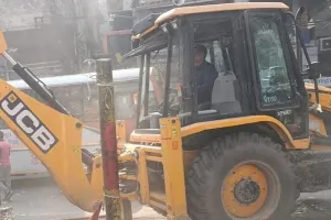 संभल: अतिक्रमण हटाने पहुंची टीम, जेसीबी के सामने अड़ी महिला