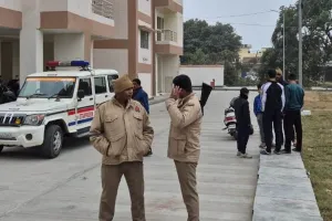 पीलीभीत: दो दिन से बंद बेटे का मोबाइल, पड़ोसियों से दिखवाया तो फंदे से लटका मिला शव