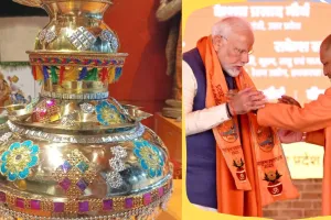 प्रधानमंत्री मोदी ने संगम पर रत्न जड़ित, अष्ट धातु से बने विशिष्ट कुम्भ कलश किया अभिषेक