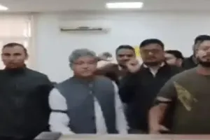 लखनऊ: निजीकरण के खिलाफ बिजलीकर्मी, हाथ में काली पट्टी बांधकर पहुंचे दफ्तर