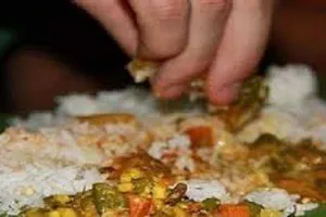 छत्तीसगढ़: विषाक्त भोजन खाने से एक छात्रा की मौत, 35 से अधिक बच्चे बीमार