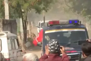 हाथरस पहुंचे राहुल गांधी, रेप-हत्या मामले की पीड़िता के परिवार से की मुलाकात