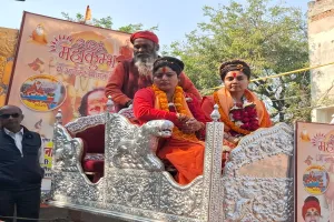 महाकुम्भ 2025: चांदी के रथ पर सवार होकर जूना अखाड़ा के नागा संन्यासियों ने किया छावनी प्रवेश