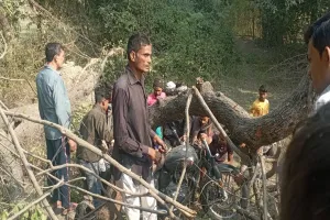 Gonda News: अनियंत्रित होकर 10 फुट गहरे गड्ढे में गिरी बाइक, दो सगे भाइयों की दर्दनाक मौत 
