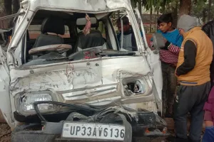 रायबरेली में दर्दनाक हादसा: टैंकर ने स्कूली वैन को मारी टक्कर चालक समेत छात्र की मौत, दो गंभीर 