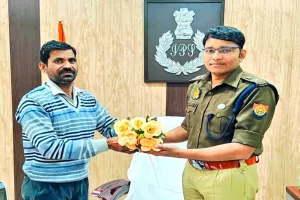 गोंडा: जालसाज ने लालच देकर अकाउंट से  ट्रांसफर करा लिया 1 लाख रुपए, पुलिस ने कराया वापस