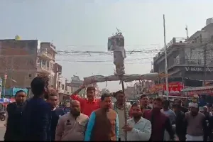 अमेठी: भाजपा कार्यकर्ताओं ने राहुल गांधी का पुतला फूंकने का किया प्रयास, भिड़े कांग्रेसी