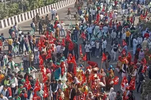 Farmer Protest: मांगों को लेकर दिल्ली सीमा के पास डटे किसान, अखिलेश यादव ने सरकार को घेरा