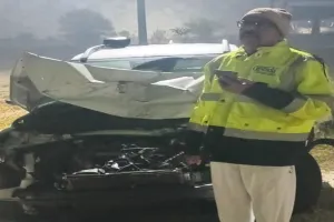 पूर्वांचल एक्सप्रेसवे पर भीषण हादसा: अज्ञात वाहन से टकराई कार, एक ही परिवार के पांच लोग हुए घायल