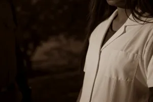 सिक्योरिटी गार्ड पर एमबीबीएस की छात्रा ने लगाया छेड़छाड़ का आरोप, कहा- हाथ पकड़कर झाड़ियों में खींचा 