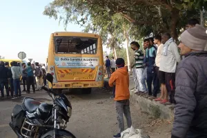 बाराबंकी: तेज रफ्तार ट्रेलर ने स्कूली बस में मारी जोरदार टक्कर, आधा दर्जन से अधिक स्कूली बच्चे हुए घायल 