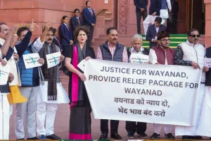 प्रियंका गांधी और कई अन्य सांसदों ने संसद परिसर में प्रदर्शन किया, वायनाड के लिए की राहत पैकेज की मांग 