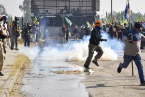 शंभू बॉर्डर से दिल्ली कूच कर रहे किसानों पर एक्शन, हरियाणा के सुरक्षाकर्मियों ने रोका...छोड़े आंसू गैस के गोले