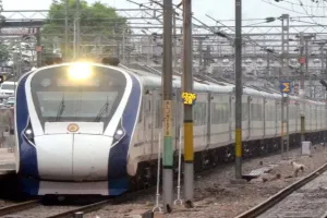 बाराबंकी: किशोरी ने वंदे भारत के आगे लगाई छलांग, टुकड़ों में कटकर हुई मौत