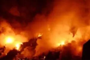 दिल्ली में नमकीन फैक्ट्री में आग लगने से हुआ विस्फोट, चार कर्मचारी झुलसे