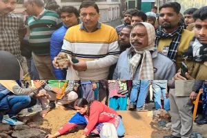 VIDEO : संभल में 48 साल बाद खुले मंदिर के कुएं से निकली खंडित मूर्तियां, 20 फीट की खुदाई पूरी