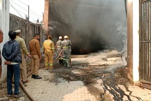 कन्नौज में अगरबत्ती बुरादा फैक्ट्री में लगी आग: लाखों की मशीनें, माल जला, दमकल की टीम ने कड़ी मशक्कत कर पाया काबू
