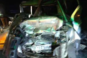 आगरा लखनऊ एक्सप्रेस-वे पर Unnao में दो कारें टकराईं...हादसे में एक की मौत, कई घायल