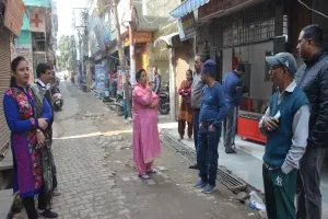 मुरादाबाद : हरथला इतवार बाजार में टूटी सड़कें, आवागमन में हो रही परेशानी...जगह-जगह लटक रहे बिजली के तार