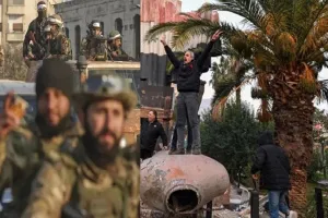 Syria War : बशर-अल असद परिवार के 50 साल के शासन का अंत, राष्ट्रपति भवन में घुसे विद्रोही, सामान लूटा