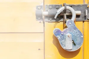 बरेली की इस कॉलोनी में बाहर के लोगों ने कर लिया कब्जा, मकानों के तोड़ दिए ताले