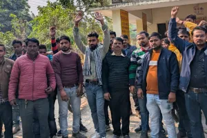 लखनऊः संविदा कर्मचारियों ने घेरा बिजली उपकेन्द्र, दो महीने से नहीं मिला मानदेय