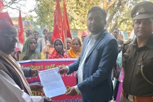 बिजली निजीकरण के खिलाफ किसानों-मजदूरों का प्रदर्शन, सौंपा 12 सूत्रीय मांग पत्र