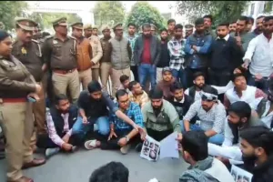 LU: आरोपी छात्रों के घर पर पुलिस ने चस्पा किया नोटिस, शादी समारोह में उपद्रव का मामला, विरोध