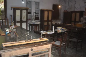 सालभर नहीं कराए प्रेक्टिकल, अब किया जा रहा कोर्स पूरा, ऐसे कैसे होंगे यूपी बोर्ड के एग्जाम...