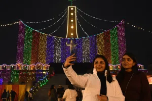 Merry Christmas 2024: गिरजाघरों में दिख रही Christmas की धूम, आधी रात से उमड़े श्रद्धालु, मनाया ईसा मसीह का जन्मदिन