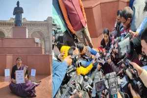 25-25 लाख रुपये लेकर किया गया प्रमोशन... प्राविधिक शिक्षा विभाग में घोटाले का आरोप लगाकर पल्लवी पटेल ने दिया धरना