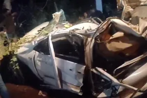 पीलीभीत में बड़ा हादसा, पलटने के बाद पेड़ से टकराई कार, चालक समेत 6 लोगों की मौत