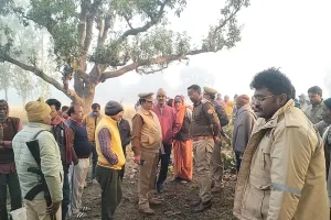 अमेठी: संदिग्ध परिस्थितियों में पेड़ से लटका मिला युवक का शव, एक साल पहले हुई थी शादी 