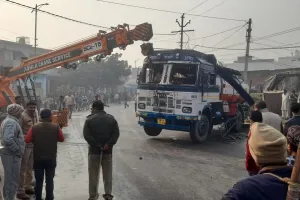 Bareilly: तेज धमाके के साथ फटा टैंकर, मची अफरा-तफरी, दो घायल
